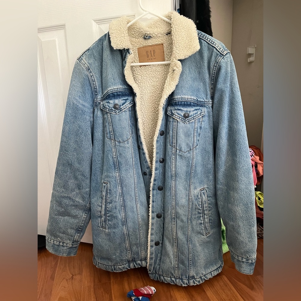 GAP fleece lined denim jacket in perf condition